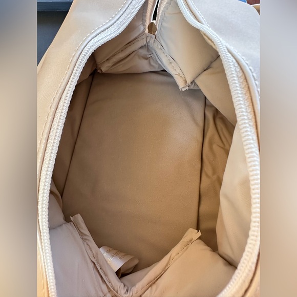 Cream Makeup/Toiletry bag, made exclusively for Elizabeth Arden CO. - Picture 4 of 5